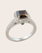 18CT WHITE GOLD COGNAC & WHITE DIAMOND RING