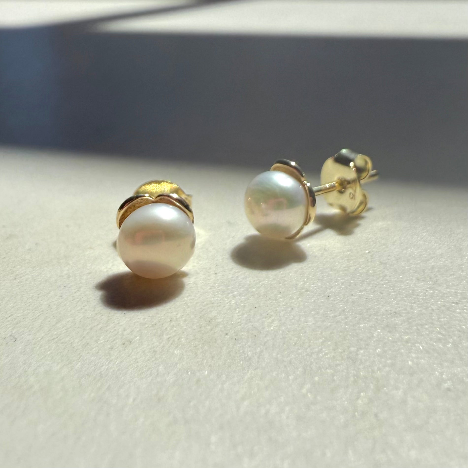 9ct Yellow Gold Freshwater White Pearl Flower Stud Earrings
