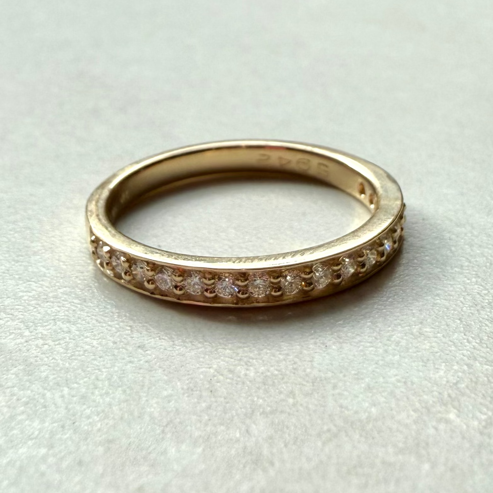 9ct Yellow Gold Bead Set 17x Round Brilliant Cut Diamond Band