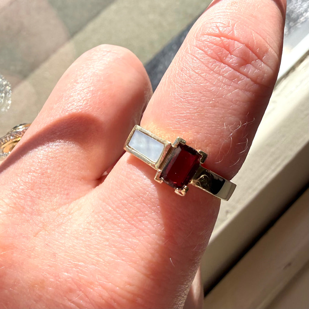 9ct Yellow Gold Garnet & Mother of Pearl Ring