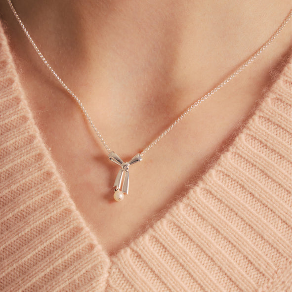 KAREN WALKER - STERLING SILVER BOW WITH PEARL NECKLACE