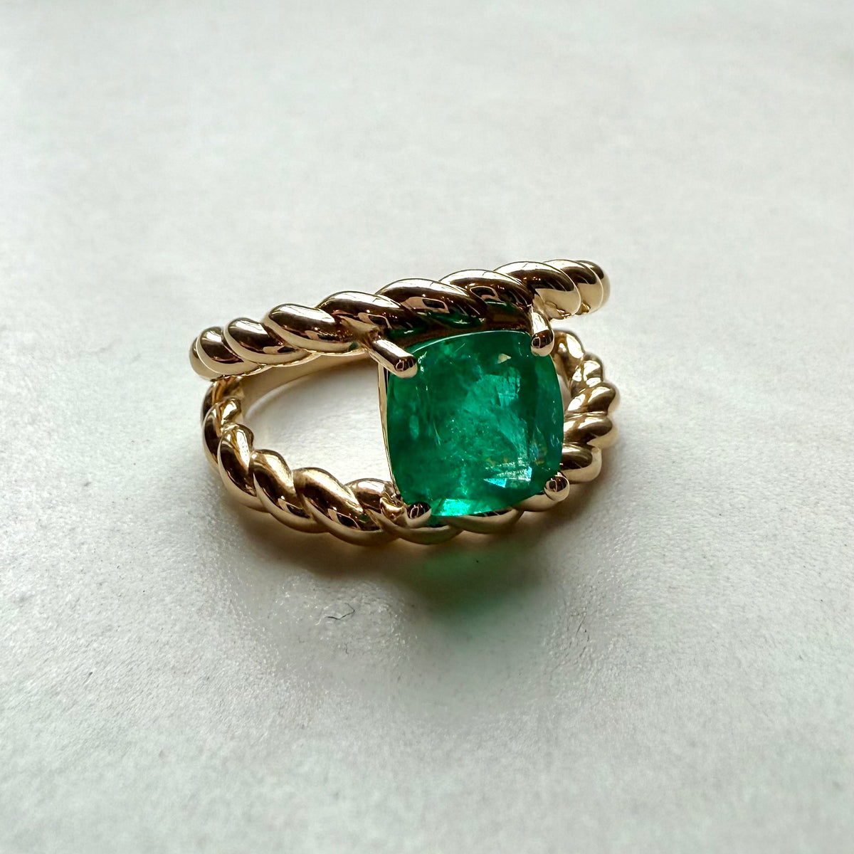 9ct Yellow Gold Cushion Cut Brazilian Emerald Rope Twist Band